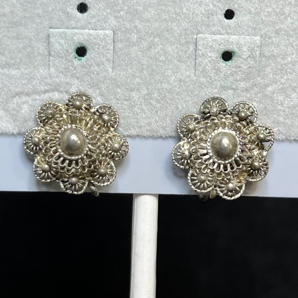 Siam Jewelry - Vintage Siam Sterling Silver Flower Screw Back Earrings (3782)